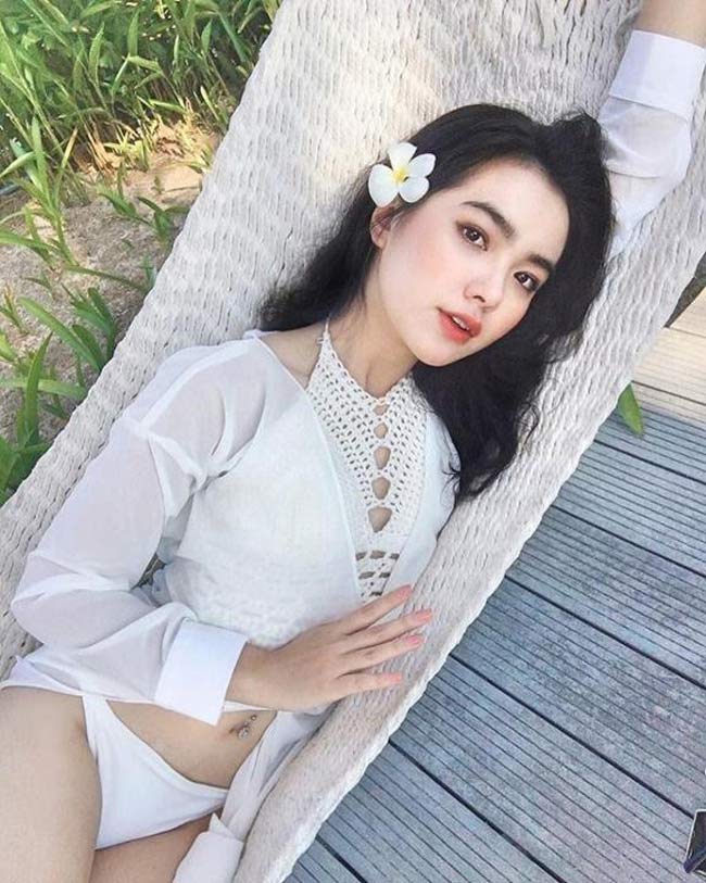 Mang vẻ đẹp lai nên phong cách của Thiên Trang có phần chững chạc hơn so với lứa tuổi. Cô nàng trung thành với mái tóc đen, dài và uốn xoăn nhẹ.