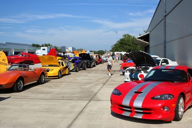 Ngoài máy bay, các cư dân ở đây còn sở hữu những chiế xe đắt tiền như amborghini, Corvettes, Porsche GT2.