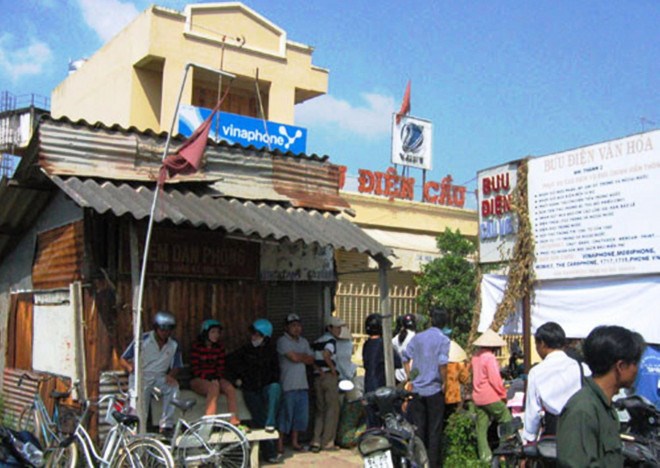 Cơ quan điều tra khám nghiệm hiện trường vụ án mạng xảy ra tại Bưu điện Cầu Voi. Ảnh: Minh Sơn