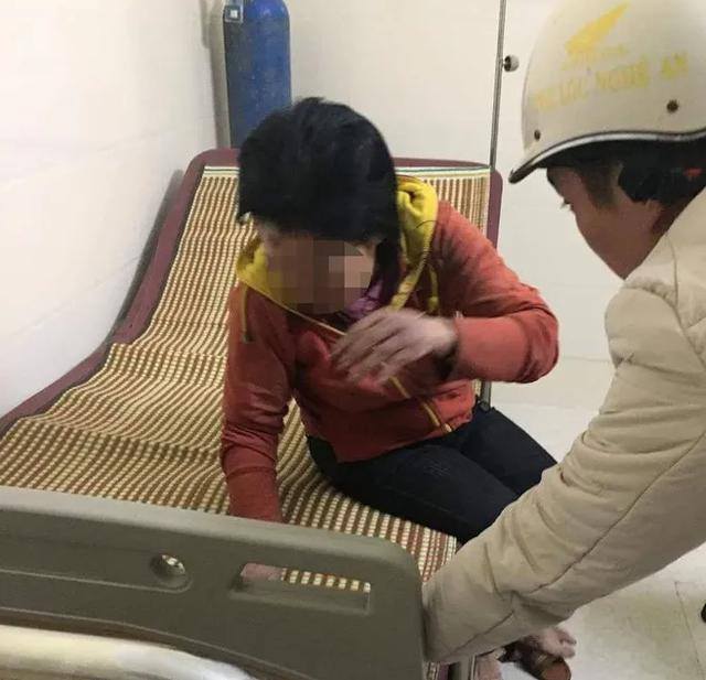 Nạn nhân được người dân đưa vào bệnh viện