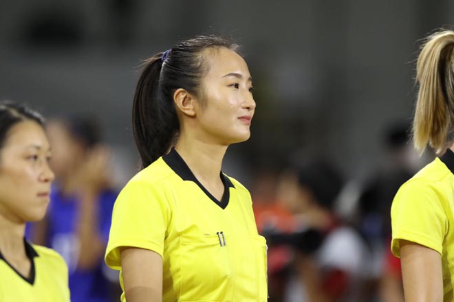 Nữ trọng tài xinh như hot girl "gây sốt" chung kết nữ Việt Nam đấu Thái Lan - 12