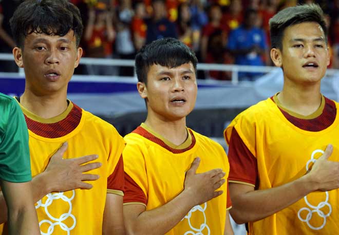 Dù bị chấn thương và không thể ra sân thi đấu, Quang Hải vẫn góp mặt trên ghế dự bị để động viên đồng đội ở U22 Việt Nam trong trận bán kết với U22 Campuchia