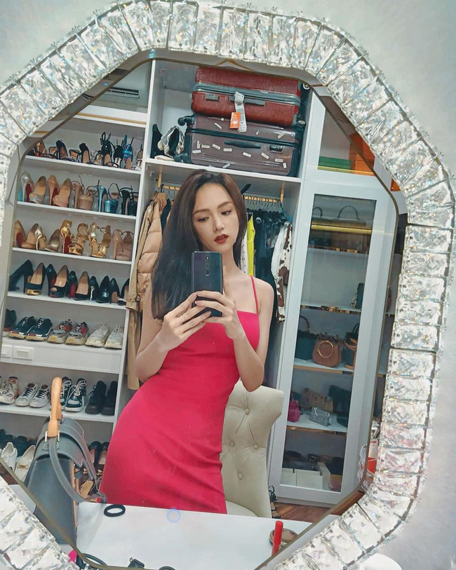 Hương Giang sắp xếp đồ đạc gọn gàng, ngăn nắp. Từ 3 năm trước Hương Giang đã tậu cho mình được một căn hộ cao cấp ở TP.Hồ Chí Minh. Khi đó, cô chỉ mới 25 tuổi.