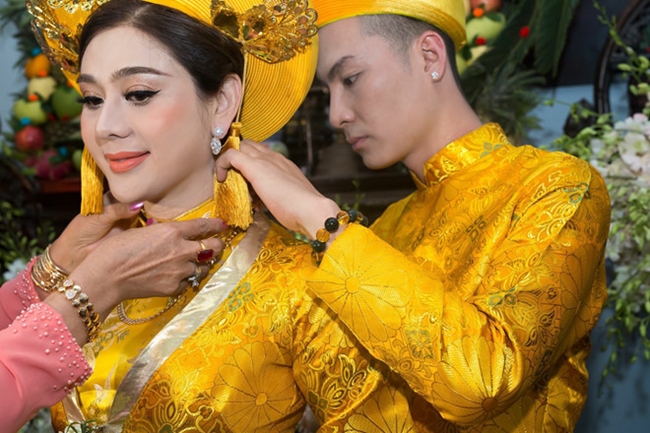 Thời điểm “về chung một nhà” với ông xã Phi Hùng, nữ ca sĩ không ngại chi tiền tỉ cho hôn lễ của mình. Bên cạnh đó, cô được mẹ chồng đeo tặng 6 chiếc kiềng vàng và nhiều trang sức giá trị khác. Đồng thời, bà cũng gửi tặng con dâu 500 triệu đồng tiền mặt và một căn hộ tại quận 4 có giá trị lên đến 7 tỉ đồng. Không ngại chi bạo tay nhưng đám cưới của cô &#34;lỗ sập mặt&#34; vì danh sách khách mời chỉ có 500 nhưng đến ngày diễn ra có tới 650 khách, phải kê thêm 13 bàn nhưng tổng kết lại cô chỉ nhận được hơn 350 phong bao mừng.