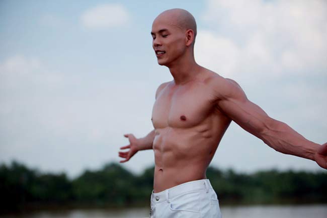Trong showbiz Việt, Phan Đình Tùng không chỉ nổi tiếng là một ca sỹ điển trai mà anh còn có body 6 múi hấp dẫn.