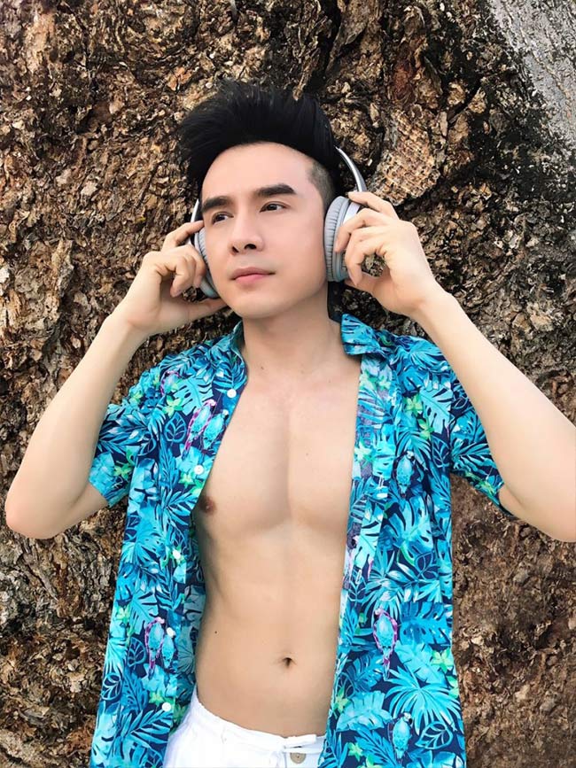 Anh chia sẻ: “Tôi phải giữ gìn sức khỏe, tập luyện hàng ngày, ăn uống đầy đủ chất bổ dưỡng và sử dụng dòng mỹ phẩm mình cảm thấy tin tưởng, tôi nghĩ đó là điều cần thiết và tốt nhất cho mọi người”.