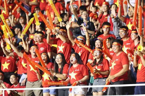 Các cổ động viên cổ vũ đội U22 Việt Nam tại SEA Games tổ chức ở Philippines Ảnh: QUANG LIÊM
