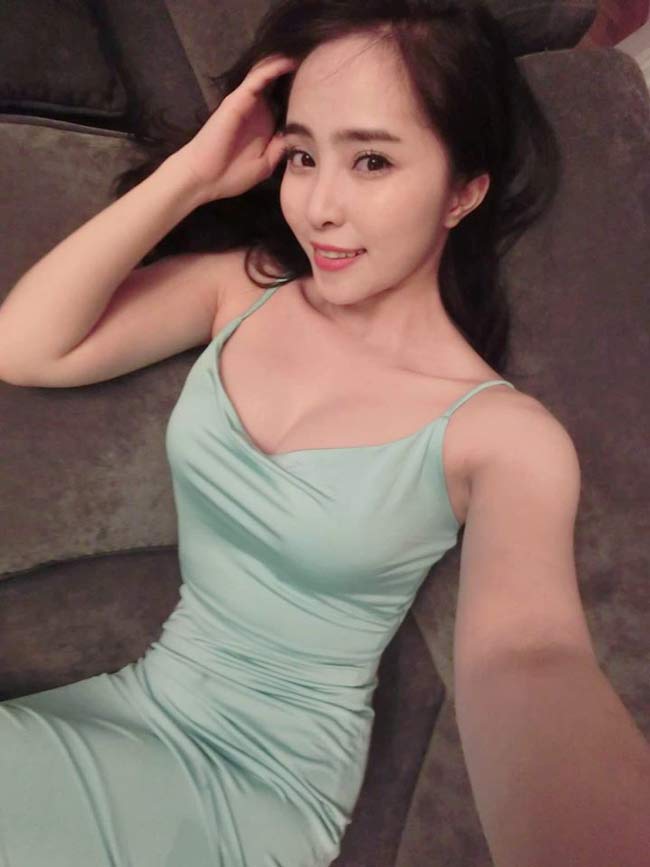 Quỳnh Nga vẫn thường được mệnh danh là "Mỹ nhân sexy của showbiz Việt" từ trong phim lẫn đời thường.