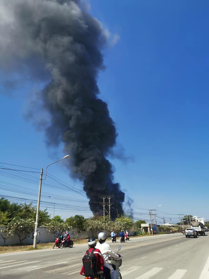 Cột khói bốc cao hàng chục mét