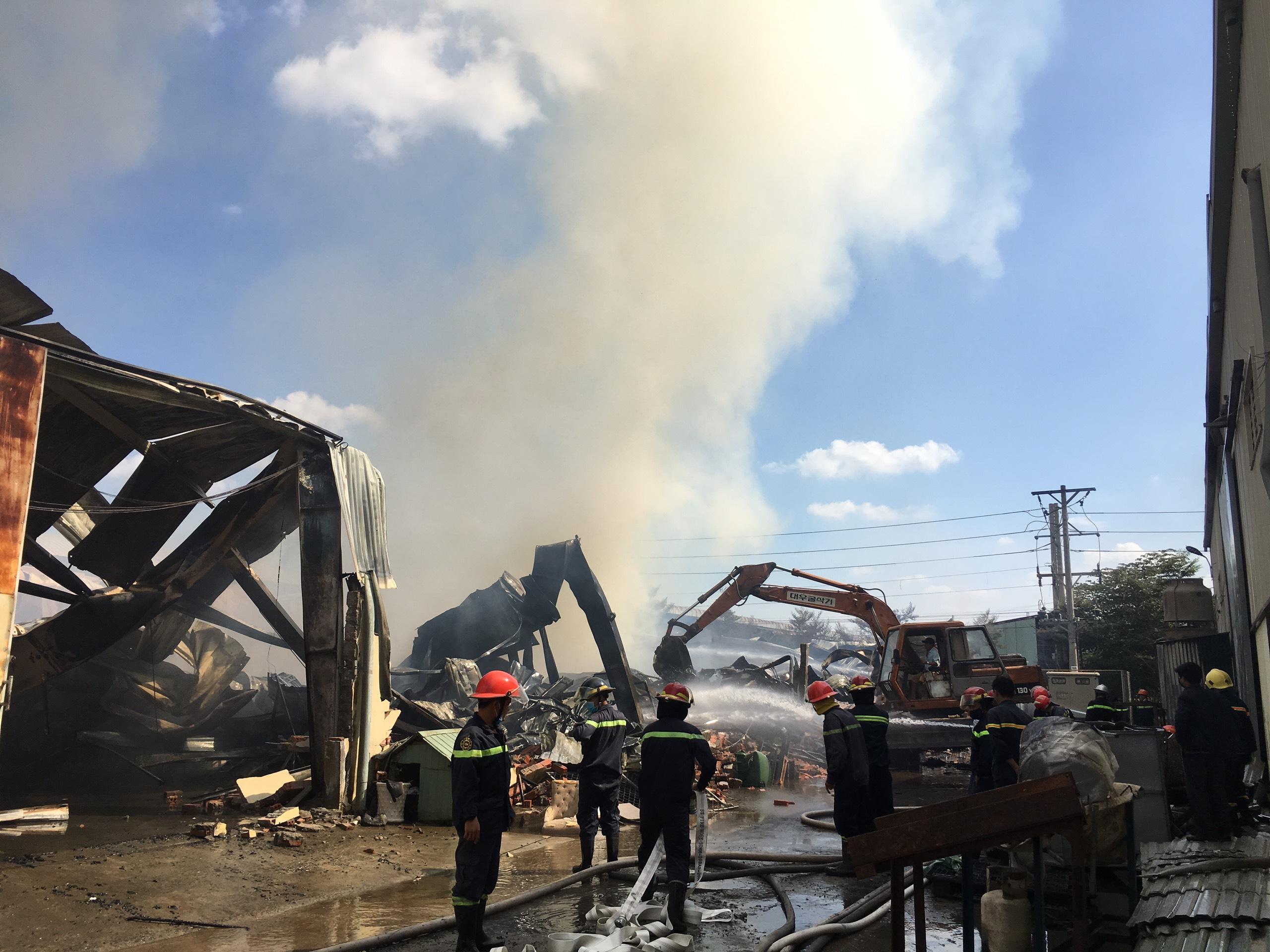 Khói lửa nhấn chìm nhà xưởng ở Bình Dương, hàng trăm công nhân tháo chạy thoát thân - 2