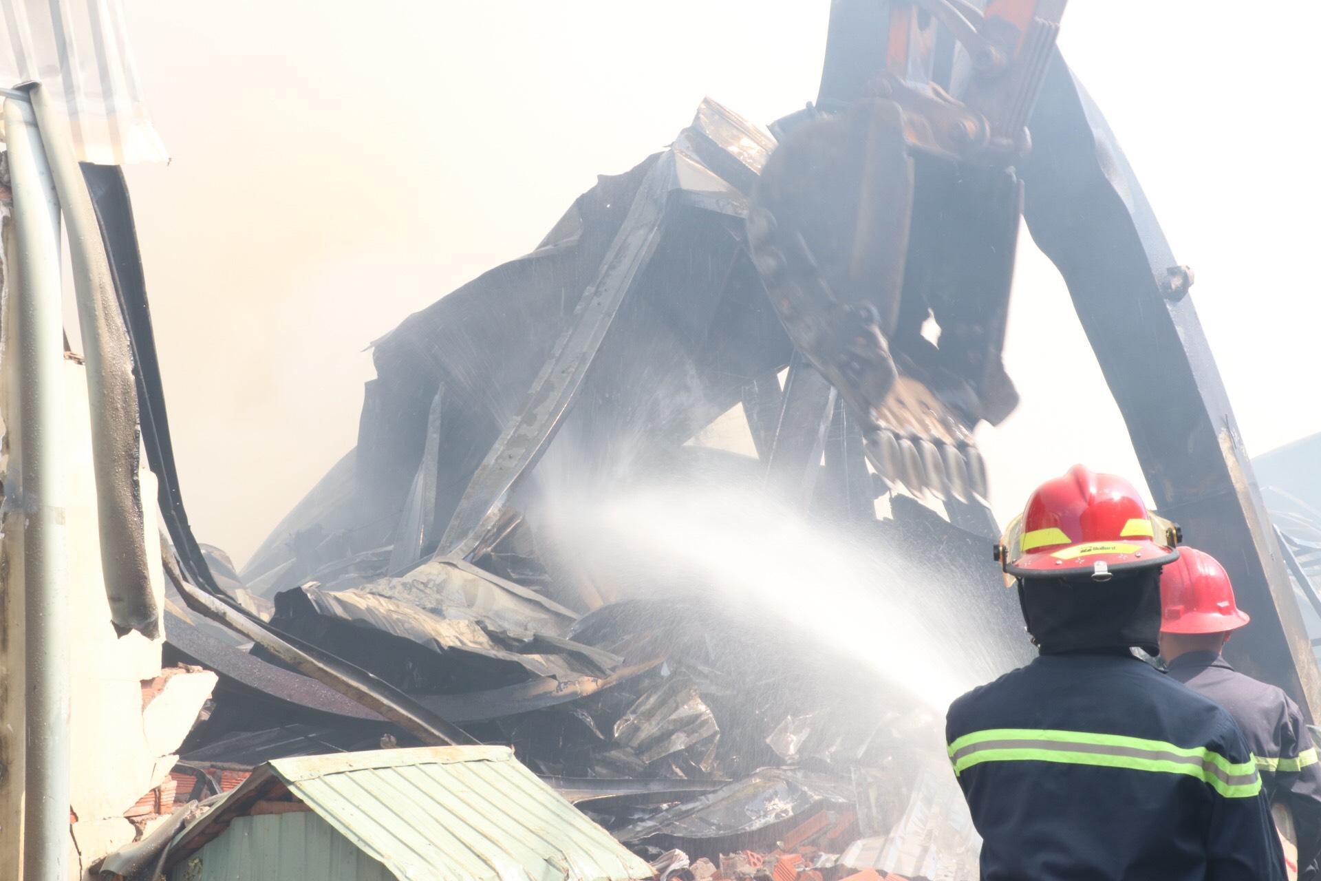 Lực lượng cảnh sát PCCC nỗ lực dập tắt đám cháy khu nhà xưởng rộng hơn 3000m2