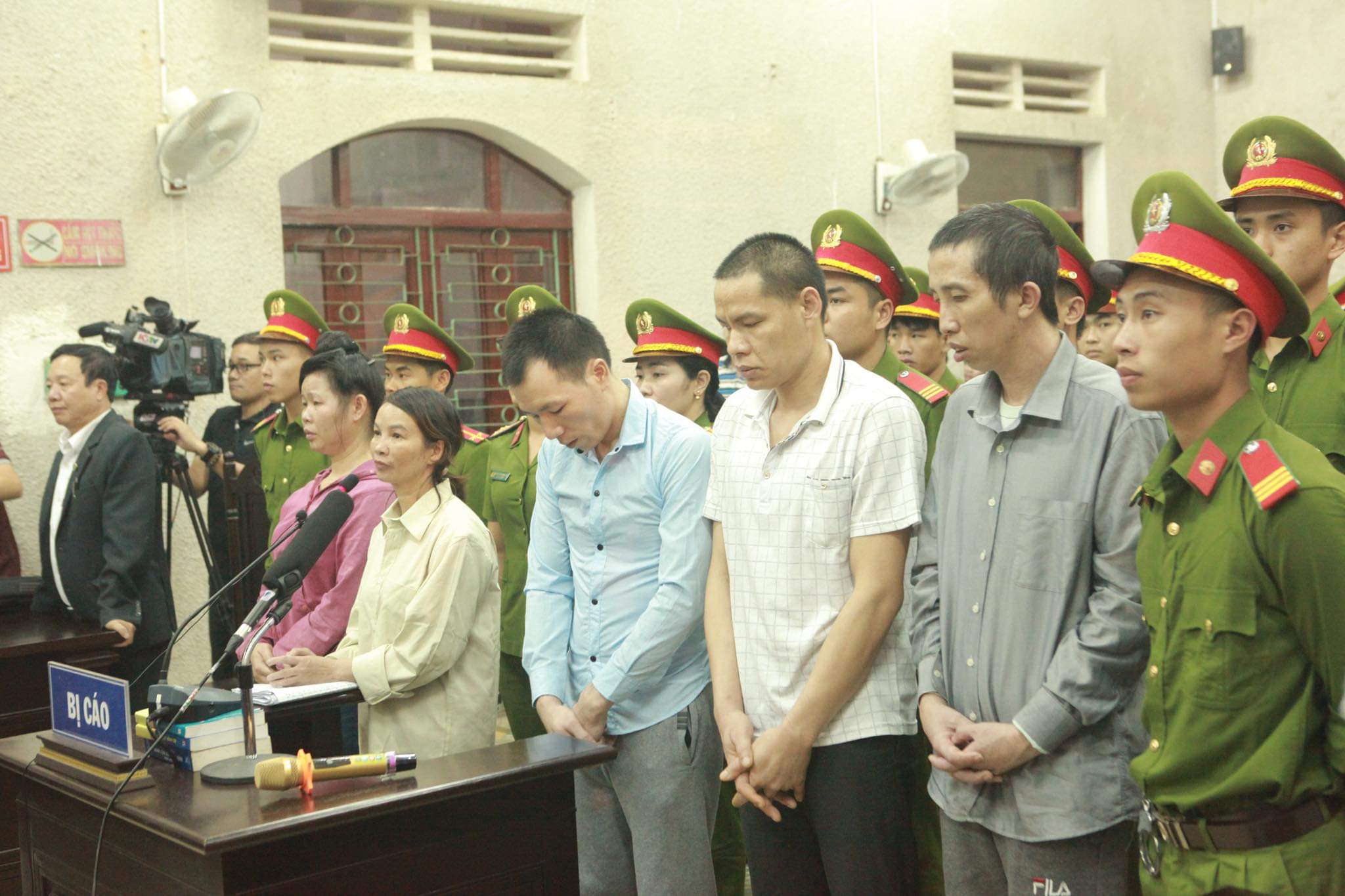 5 bị cáo lắng nghe HĐXX tuyên án ngày 27/11.