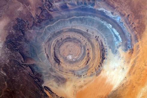 &#34;Con mắt&#34; khổng lồ bí ẩn trên sa mạc lớn nhất thế giới - 1