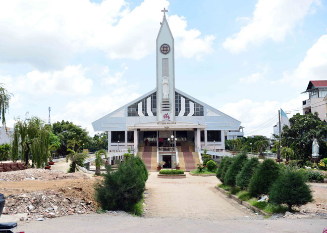 “Thần đèn” ra tay, nhà thờ ngàn tấn ở Sài Gòn thay đổi thế nào sau khi nâng cao lên 2 mét? - 1