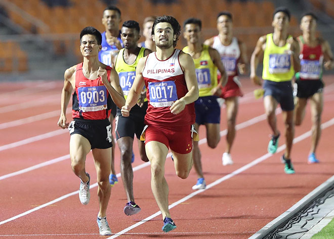 Phần thi điền kinh 800m nam diễn ra tối ngày 9/12 là cuộc cạnh tranh quyết liệt giữa VĐV nhập tịch gốc Mỹ của Philippines Carter James và nhà ĐKVĐ Dương Văn Thái. Dù bị đối thủ dẫn trước một khoảng cách lớn, VĐV của Việt Nam đã có cú bứt tốc tuyệt đỉnh để từng bước vươn lên.