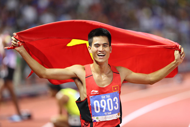 Văn Thái ăn mừng chiến thắng vang dội