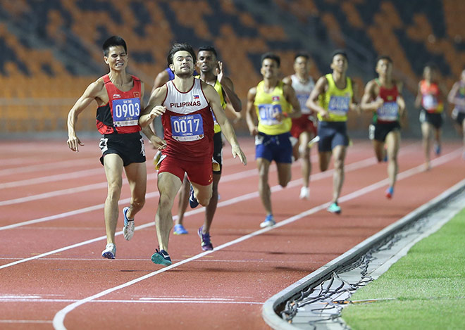 Nhận thấy sự bứt lên quá mạnh mẽ của Dương Văn Thái ở những mét cuối cùng, Carter James đã cố tình chạy lấn sang đường chạy của VĐV Việt Nam. VĐV của nước chủ nhà còn dùng cùi chỏ hích vào người đối thủ để cản trở.