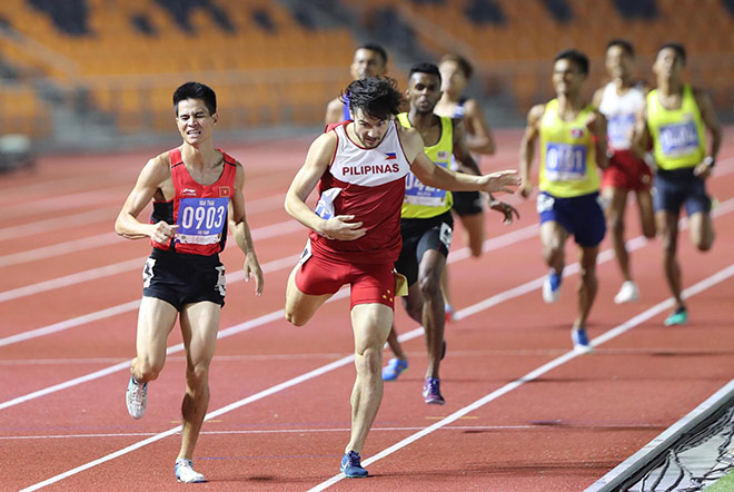 Trước pha chơi xấu đó, Dương Văn Thái đã dùng tay gạt lại dẫn đến tình huống va chạm khá nảy lửa ngay vạch đích.