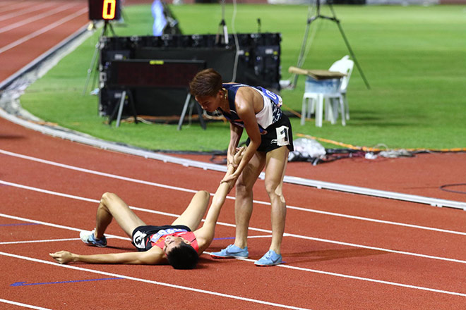 &nbsp;Dương Văn Thái kiệt sức nằm trên sân sau khi giành chiến thắng trước VĐV nhập tịch gốc Mỹ với thành tích 1 phút 49 giây 91, chỉ hơn đối thủ đúng 0,26 giây để bảo vệ chiếc HCV của mình.