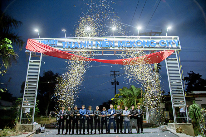 Chủ đầu tư cùng đại diện lãnh đạo cấp cao của các đối tác chiến lược cùng nhau tiến hành nghi thức khởi công trước cổng chào dự án Thanh Niên Mekong City