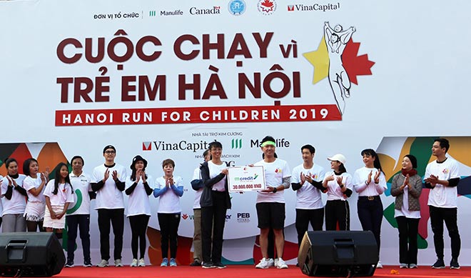 &nbsp;Ông Shuji Shinohara – Phó Tổng giám đốc Công ty Tài chính TNHH MB Shinei (Mcredit) trao tặng tài trợ cho chương trình Chạy vì trẻ em Hà Nội 2019 (Hanoi Run for Children 2019.