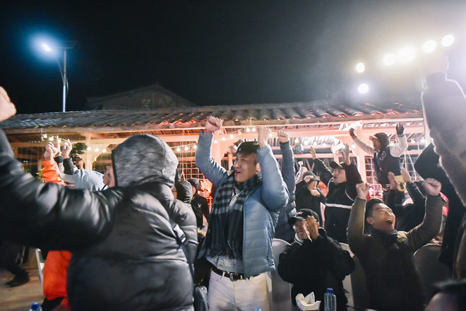 Những thành viên trong hành trình, cả quen, cả lạ, cùng nhau hô vang “Việt Nam vô địch! Việt Nam vô địch!” trong niềm hạnh phúc vỡ òa