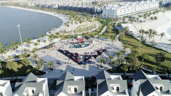 Đoàn xe VinFast cùng xếp hình chữ V