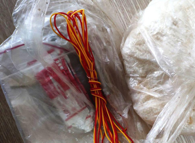 Số thuốc nổ, kíp nổ và dây dẫn điện được phát hiện trong hành lý xách tay của Phạm Văn Thành