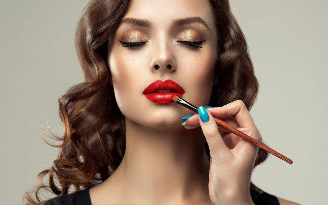 Rất nhiều mầm bệnh nguy hiểm có thể giấu mặt trong các loại mỹ phẩm và dụng cụ trang điểm của bạn - ảnh minh họa từ SHUTTERSTOCK