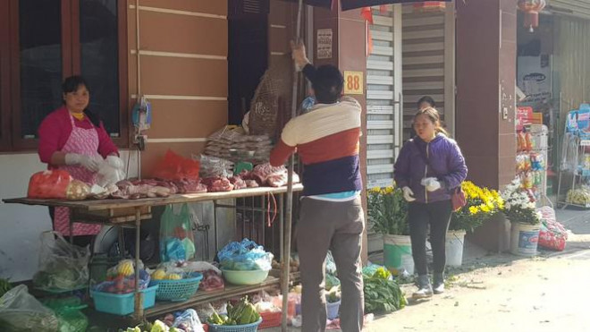 Tại chợ Thành Công, giá thịt lợn cao nhất lên tới hơn 200.000 đồng/kg . Ảnh: N.M