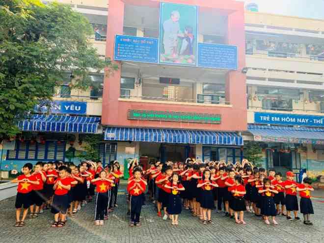 Học trò gửi hình trái tim đến các cầu thủ. Ảnh: NTCC