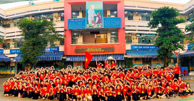 Cô trò "nhuộm đỏ" sân trường để cổ vũ cho đội tuyển Việt Nam. Ảnh: NTCC