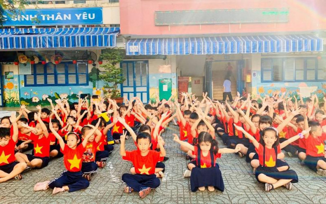 Các em cùng nhau nhảy bài "Việt Nam ơi". Ảnh: NTCC