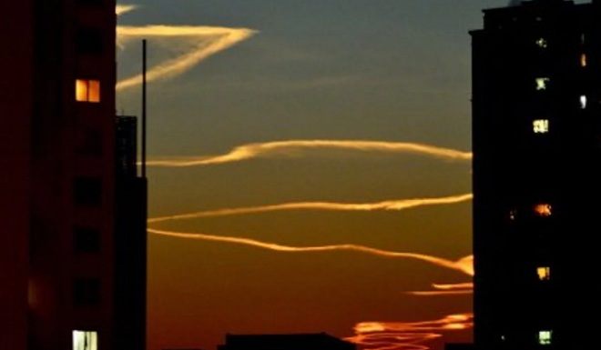 Vệt khói nhìn từ thủ đô Bắc Kinh, Trung Quốc khiến cư dân mạng chú ý.