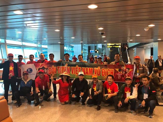 CĐV nhuộm đỏ sân bay, đến “chảo lửa” Rizal cổ vũ U22 Việt Nam đấu U22 Indonesia - 10