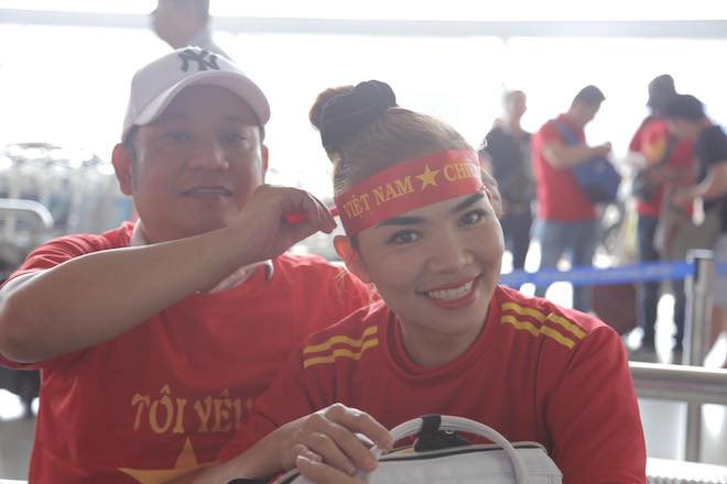 CĐV nhuộm đỏ sân bay, đến “chảo lửa” Rizal cổ vũ U22 Việt Nam đấu U22 Indonesia - 9