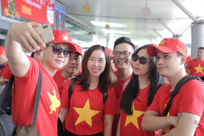 CĐV nhuộm đỏ sân bay, đến “chảo lửa” Rizal cổ vũ U22 Việt Nam đấu U22 Indonesia - 7