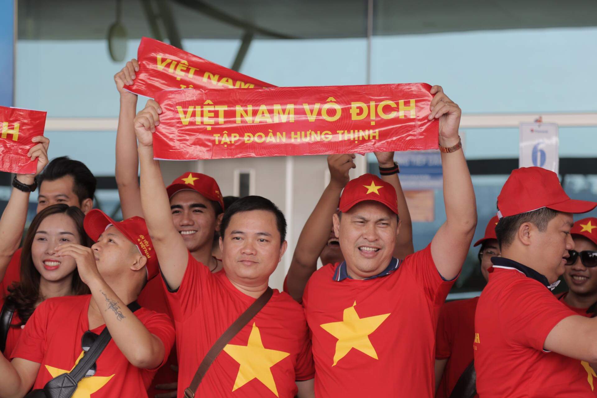CĐV nhuộm đỏ sân bay, đến “chảo lửa” Rizal cổ vũ U22 Việt Nam đấu U22 Indonesia - 3