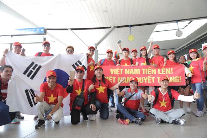 CĐV nhuộm đỏ sân bay, đến “chảo lửa” Rizal cổ vũ U22 Việt Nam đấu U22 Indonesia - 6