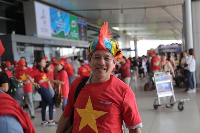 CĐV nhuộm đỏ sân bay, đến “chảo lửa” Rizal cổ vũ U22 Việt Nam đấu U22 Indonesia - 5