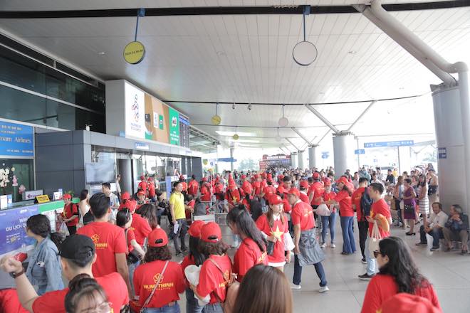 CĐV nhuộm đỏ sân bay, đến “chảo lửa” Rizal cổ vũ U22 Việt Nam đấu U22 Indonesia - 2
