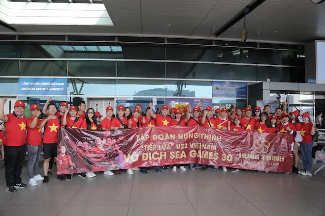 CĐV nhuộm đỏ sân bay, đến “chảo lửa” Rizal cổ vũ U22 Việt Nam đấu U22 Indonesia - 4