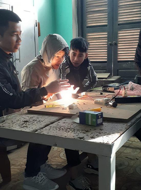 Phì cười trước loạt ảnh minh chứng tinh thần vượt khó "không phải dạng vừa" của học sinh mùa rét - 4