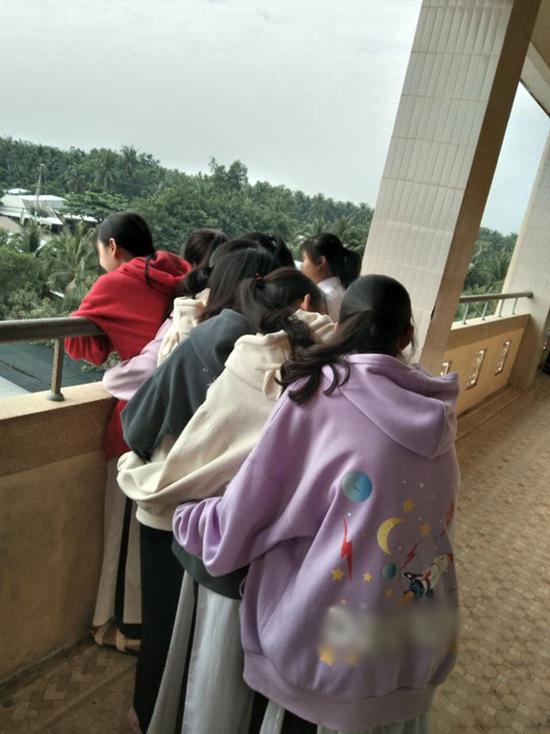 Phì cười trước loạt ảnh minh chứng tinh thần vượt khó "không phải dạng vừa" của học sinh mùa rét - 7