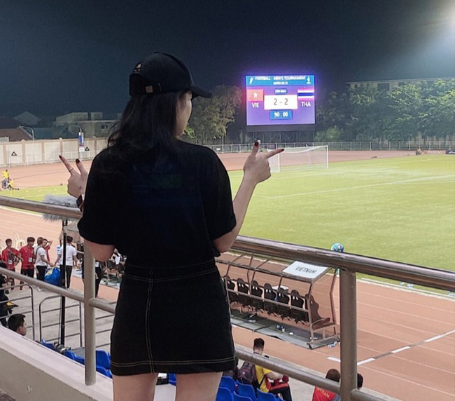 Trong trận đấu U22 Việt Nam đối đầu U22 Thái Lan ngày 5/12, Nguyễn Hoàng Anh - bạn gái cầu thủ Văn Hậu - cũng chia sẻ hình ảnh tới sân Binan, Philippines.