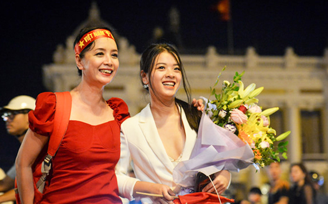 Tuy không bay sang Philippines nhưng nhiều sao nữ trong làng giải trí Việt cổ vũ tinh thần cho các cầu thủ thông qua truyền thông nước nhà. Nghệ sĩ Chiều Xuân và con gái dành tình cảm đặc biệt cho đội tuyển Việt Nam. Sau mỗi lần chiến thắng, nghệ sĩ Chiều Xuân luôn xuất hiện ấn tượng với hình ảnh &#34;đi bão&#34; bằng việc cầm cờ, diện áo dài.