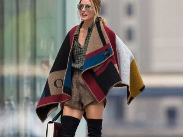 Thời trang - Mẹo biến khăn thành áo khoác cape không tay cực hay