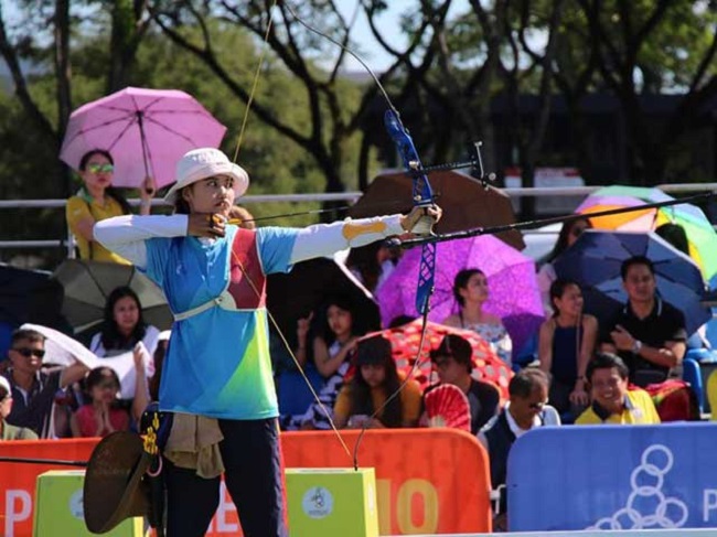 Đỗ Thị Ánh Nguyệt vừa giành huy chương vàng cung 1 dây đồng đội nữ tại Sea Games 30.