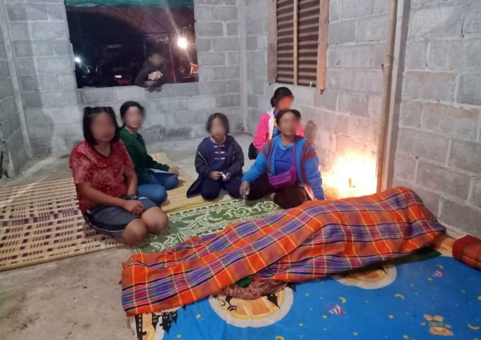 Người thân ngồi cạnh thi thể của Prasarn Homthong