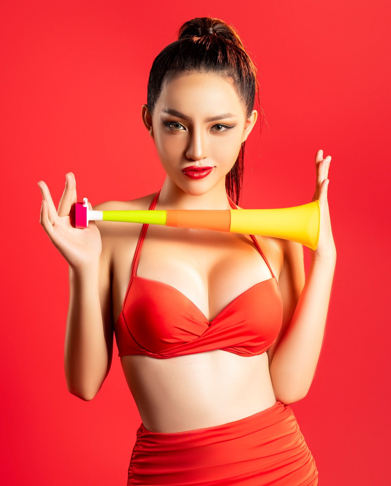 Mừng U22 VN giành vàng SEA Games, hot girl 9X tung ảnh bikini nóng bỏng - 3